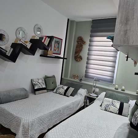 Superbe Appartement Avec Solarium Et Piscine Communautaire Roses Exterior photo