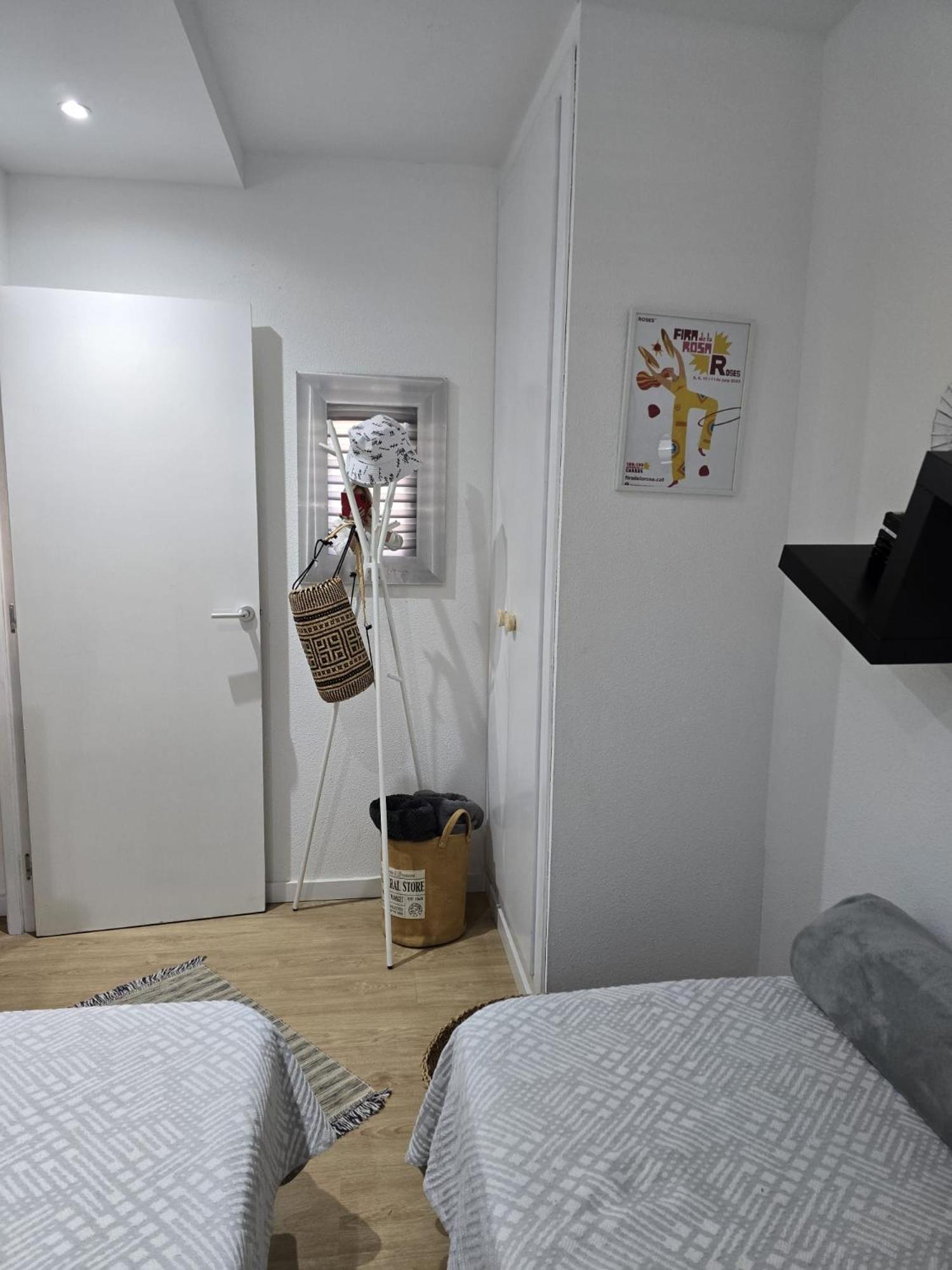 Superbe Appartement Avec Solarium Et Piscine Communautaire Roses Exterior photo